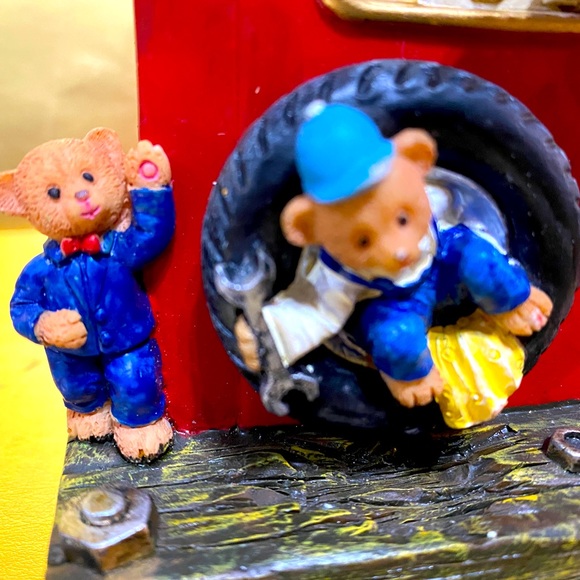 GAS PUMP & BEARS MUSICAL WIND UP DUAL MOVING BEARS REVOLVING TIRE COLLECTIBLE - Picture 3 of 16